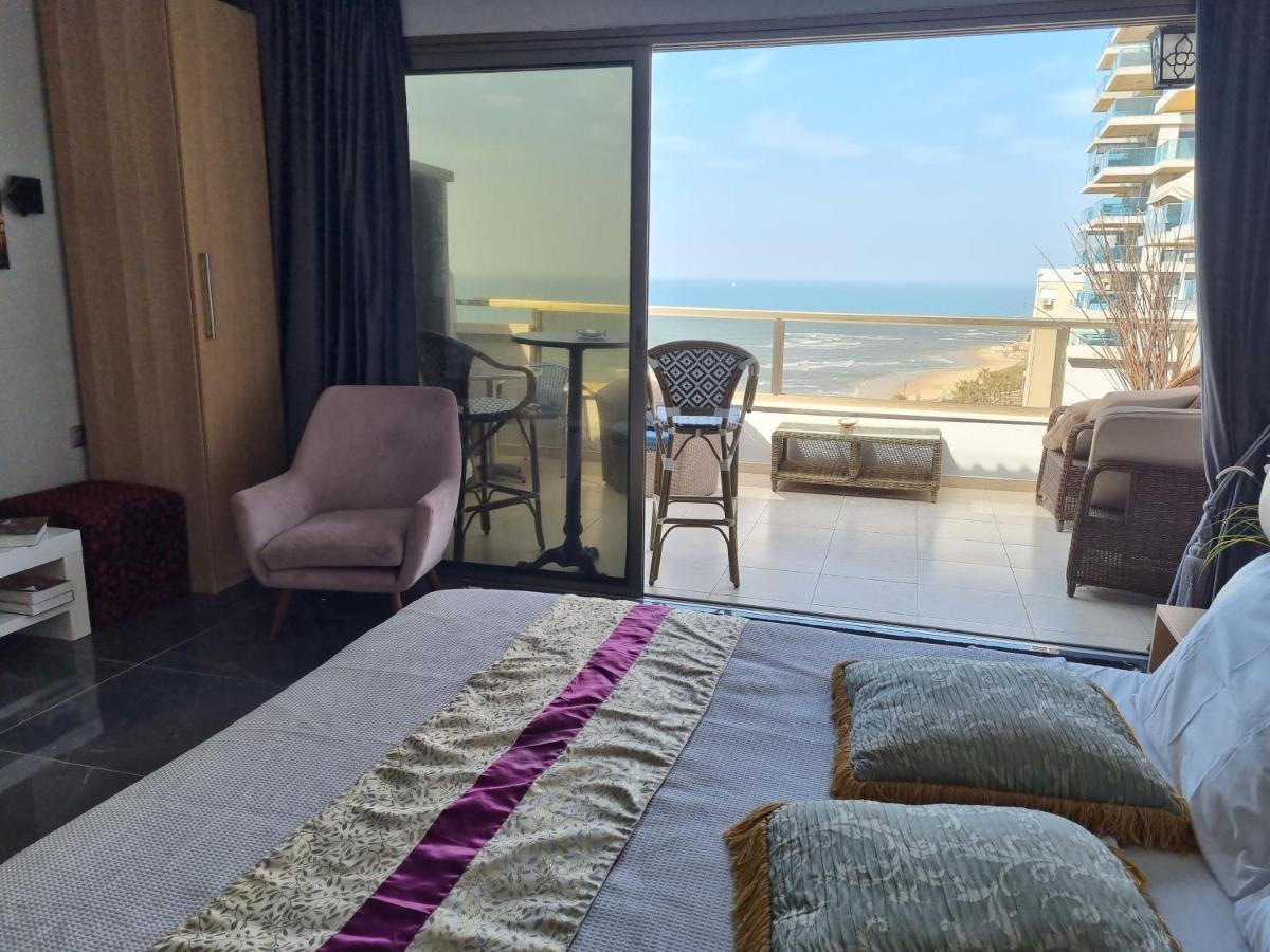 Penthouse Apartment On The Beach Бат-Ям Экстерьер фото