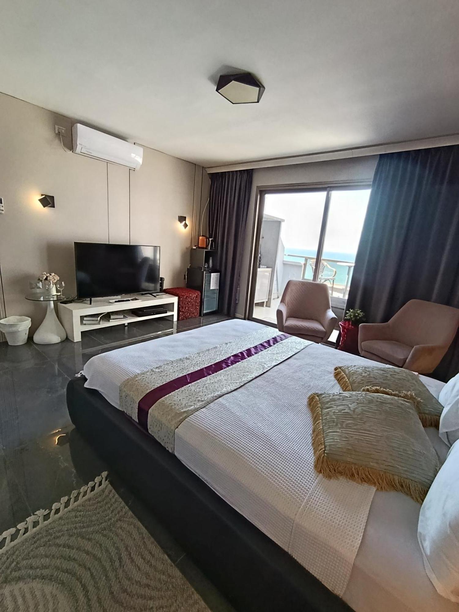 Penthouse Apartment On The Beach Бат-Ям Экстерьер фото